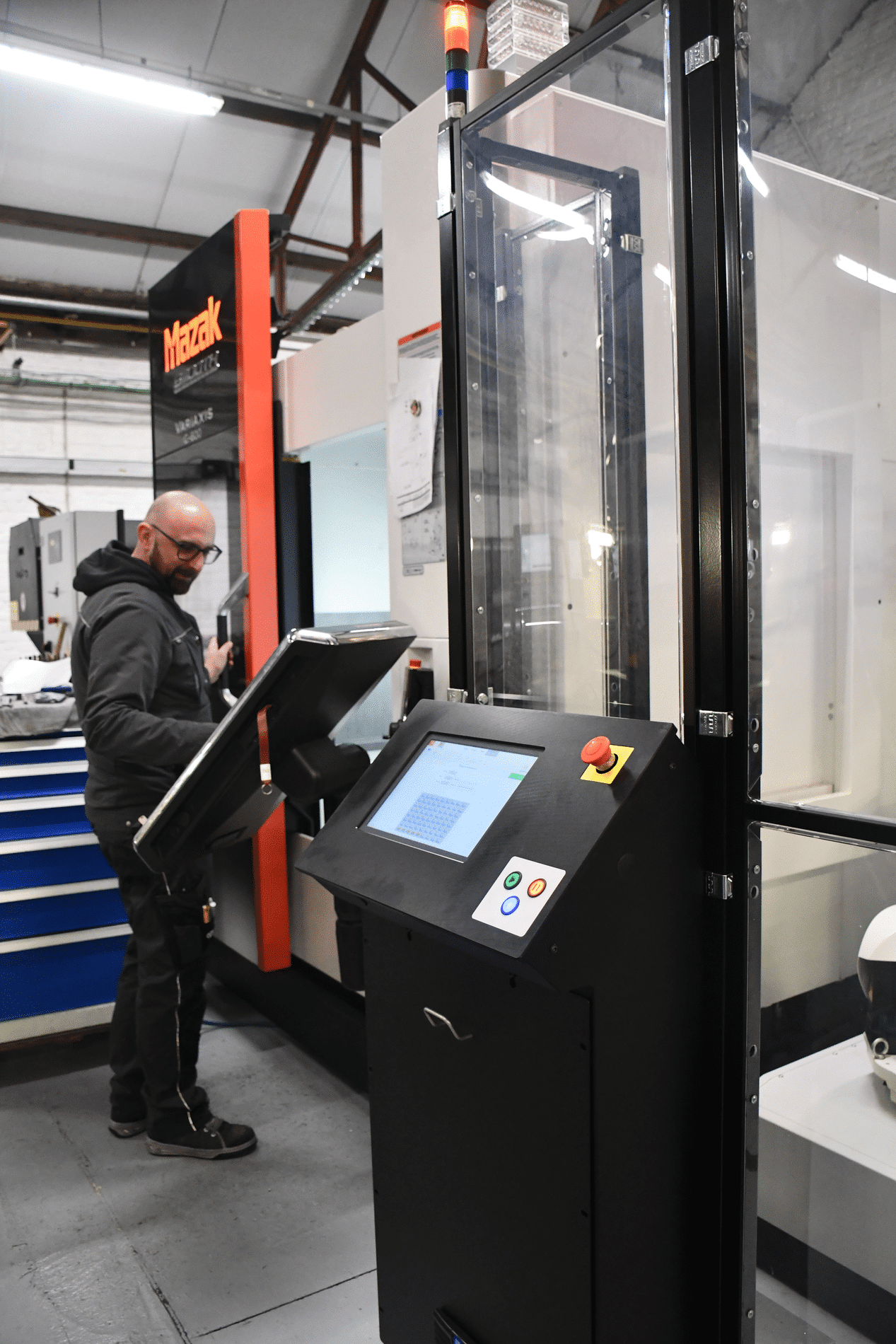 Le centre d'usinage vertical 3 et 5 axes ouvre la voie pour les 100 prochaines années 3