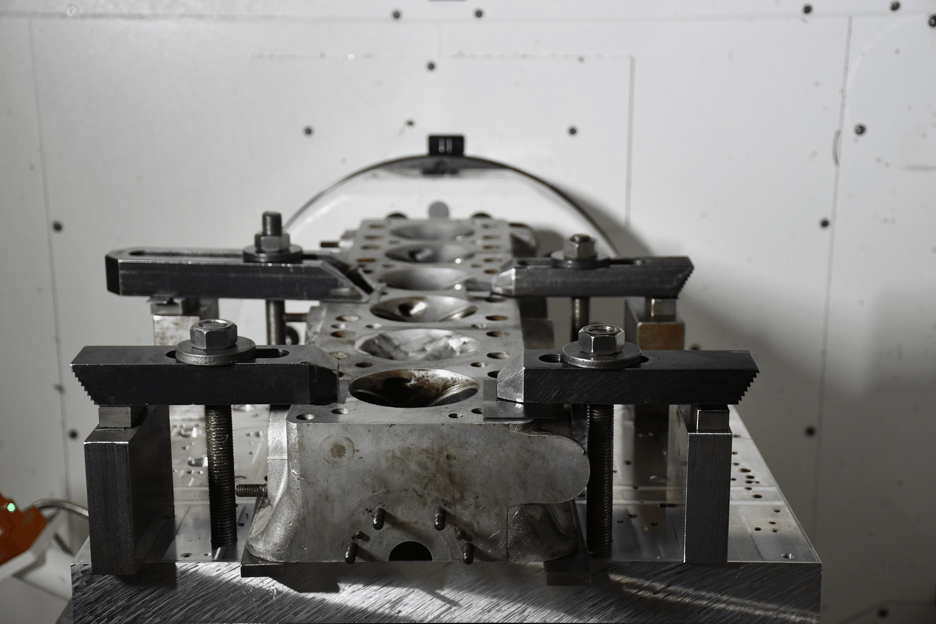 Le centre d'usinage vertical 3 et 5 axes ouvre la voie pour les 100 prochaines années 1