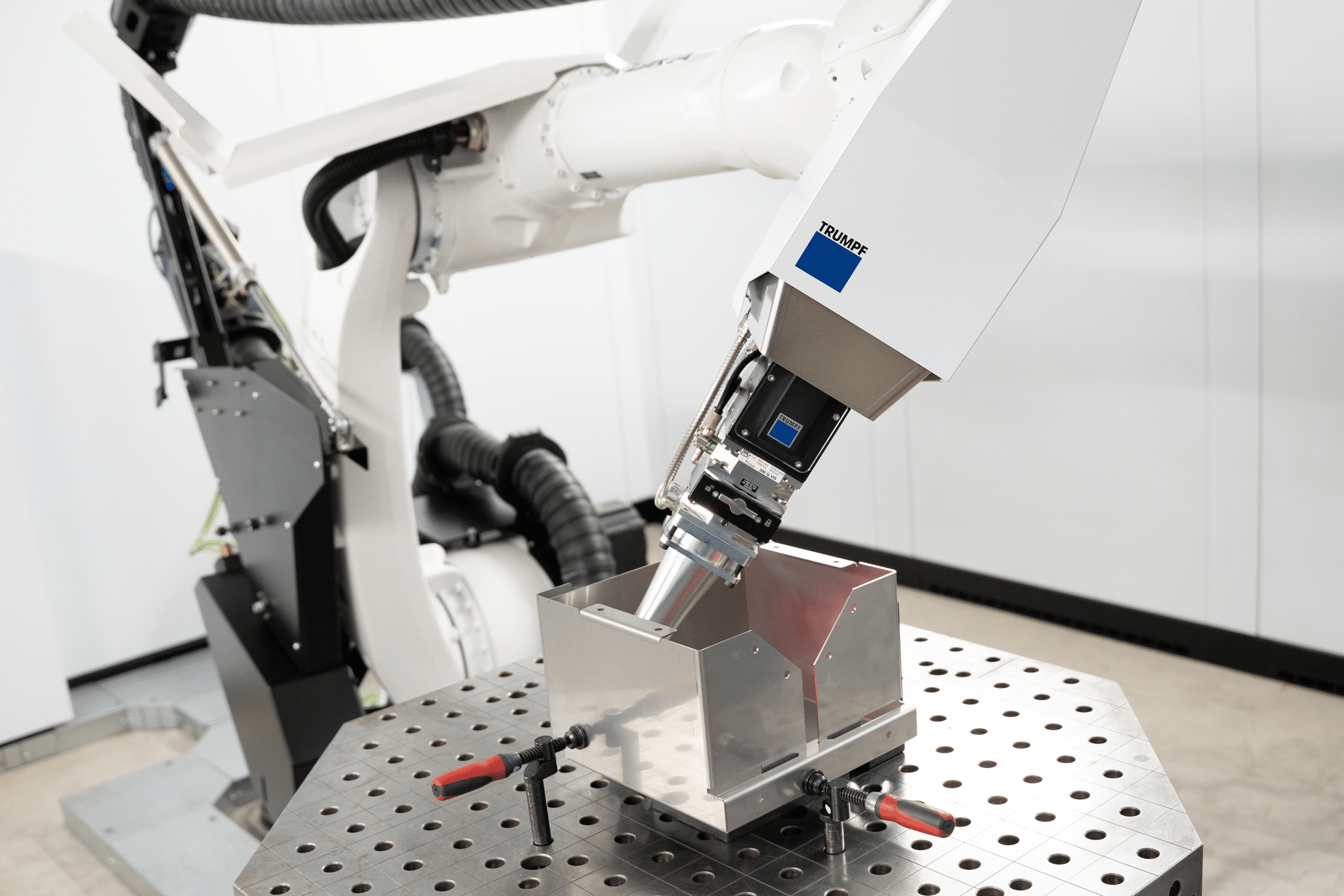 Accélérer la production grâce à une cellule de soudage laser pilotée par l'IA 2