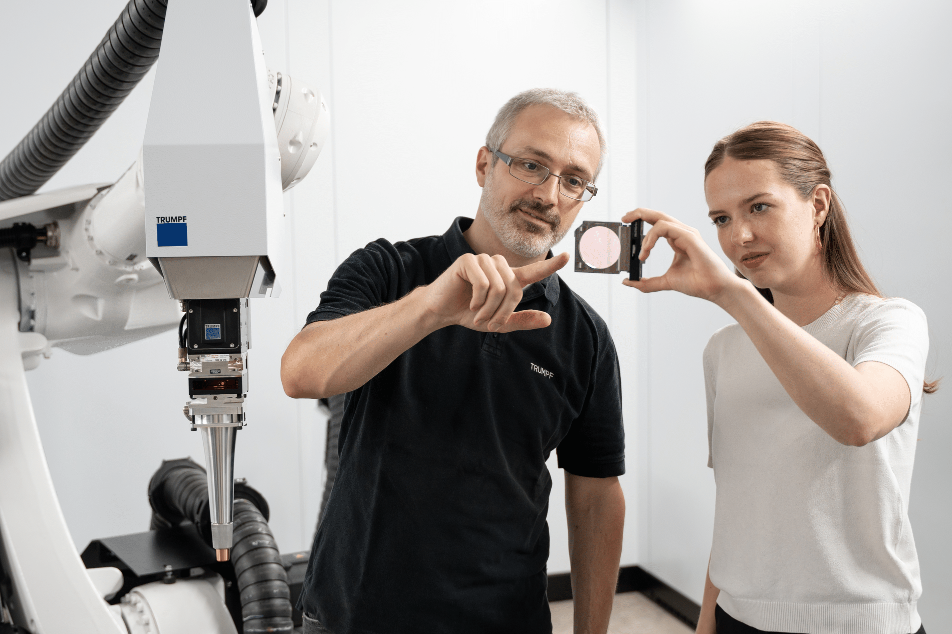 Accélérer la production grâce à une cellule de soudage laser pilotée par l'IA 1